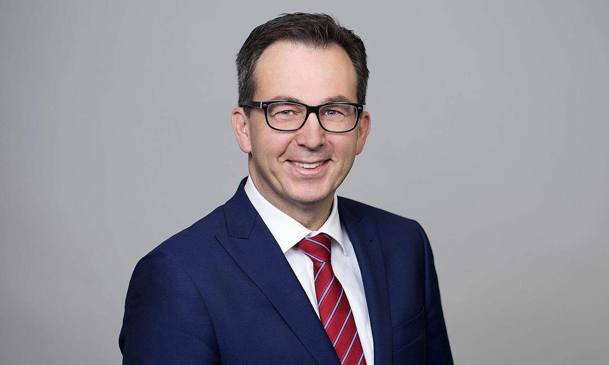 Stefan Siegele ist neuer Geschäftsführer der Asfinag  Service GmbH. Damit ist der 49-jährige Tiroler neben seiner bisherigen Funktion als Geschäftsführer der Alpenstraßen GmbH nun auch für alle restlichen Bundesländer mitverantwortlich. Siegele führt zukünftig zusammen mit Christian Ebner die Geschicke der Asfinag.