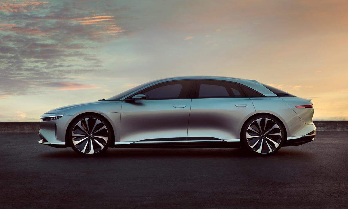...was den Air aus dem Stand heraus zum ersten Konkurrenten des Tesla Model S P90D und von 0 auf Tempo 100 km/h in 2,5 Sekunden katapultiert. Beim Kauf kann außerdem zwischen einer 100 kWh und 130 kWh-Batterie gewählt werden, wobei letztere eine Reichweite von 650 Kilometer haben soll.
