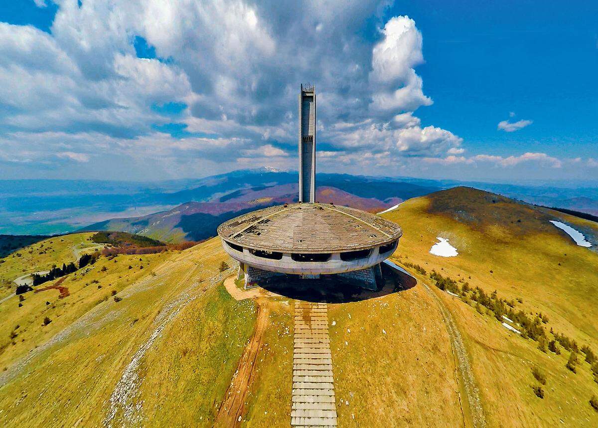 Das Busludscha-Denkma der Bulgarischen Kommunistischen Partei findet man am Berggipfel des Chadschi Dimitar. Das UFO wurde von Georgi Stoilow geplant und ist ein Opfer von Vandalismus und mutwilliger Zerstörung.