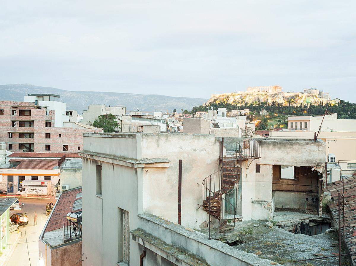 "Die Gegend, in der ich jetzt bin, weniger als eine Meile von der Akropolis entfernt, sieht aus wie ein Kriegsgebiet. Athen liegt näher an Beirut als an Hamburg", schreibt der Fotograf in einem kurzen Text, der dem Buch vorangestellt ist. Foto: Peter Bialobrzeski, "Athens Diary", Nr. 34, 2015