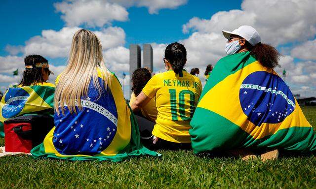 Anhänger von Jair Bolsonaro in der Hauptstadt Brasília halten nicht sehr viel von sozialem Abstandhalten – der Staatspräsident ja auch nicht.