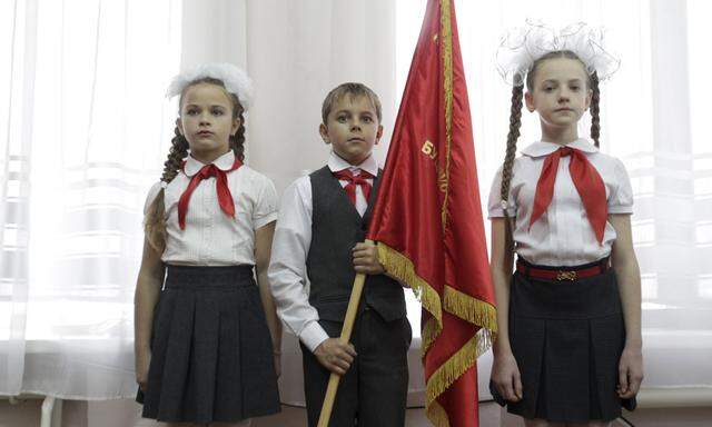 An manch russischer Schule (hier: Stawropol) gibt es noch immer Pioniere – jetzt sollen sie landesweit wiederbelebt werden.