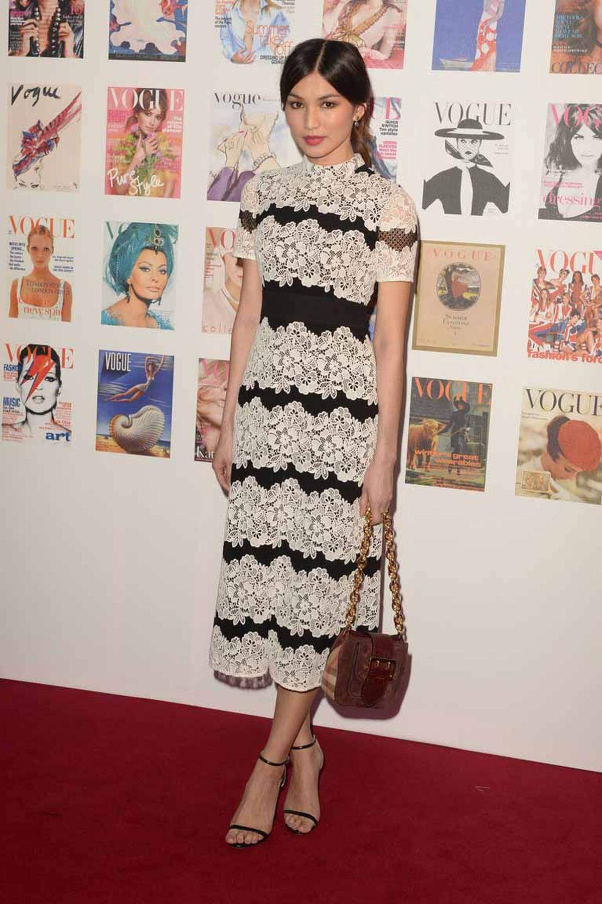 Gemma Chan erschien in Burberry. 