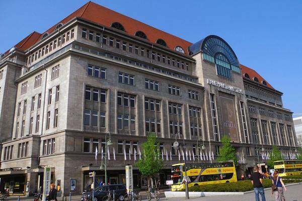 Die Luxus-Warenhäuser und der Karstadt-Sportfilialen sind bereits seit 2013 im Besitz des Tiroler Investors Benko. Dazu gehört auch das KaDeWe (Kaufhaus des Westens) in Berlin. Mit 60.000 Quadratmetern Verkaufsfläche ist es das größte deutsche und zugleich zweitgrößte europäische Warenhaus. Nur das Harrods in Londons Innenstadt ist größer.