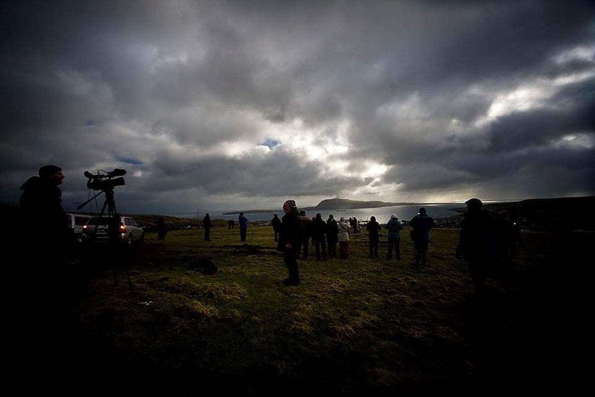Auch auf den Faröer-Inseln gab es eine totale Sonnenfinsternis. Hier versammelten sich mehr als 8000 eigens angereiste Touristen und starrten zum Beginn der Finsternis ab 10.41 Uhr in den Himmel.