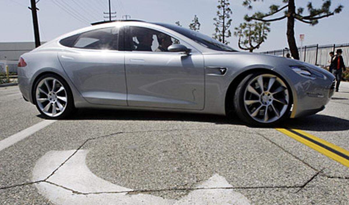In der Basisversion soll die Limousine mit Elektroantrieb 49.900 Dollar kosten, Tesla hat beim Preis aber bereits die staatliche Steuersubvention von 7500 Dollar abgezogen.