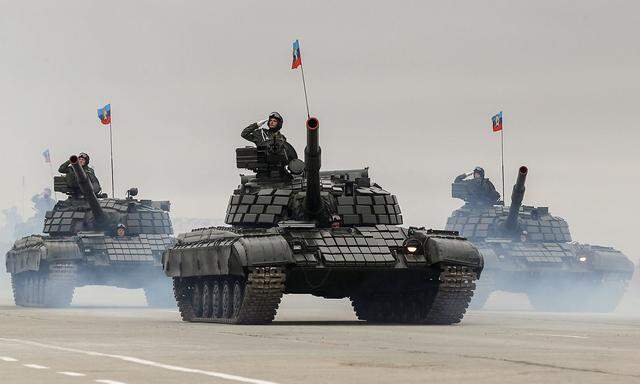 Archivbild von Panzern bei einer Parade der Separatisten in Luhansk.