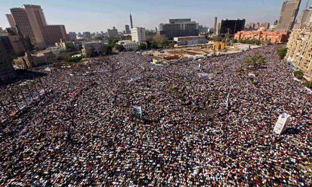 Tausende feiern auf Party auf dem Tahrir-Platz