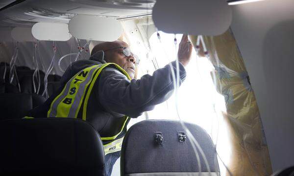 Mängel an Flugzeugen wie jenem, bei dem im Flug ein Rumpfteil herausgebrochen ist, könnten kein Einzelfall sein. US-Airlines haben offenbar bei anderen Maschinen des Typs Boeing 737 Max 9 lose Schrauben und Teile entdeckt. 