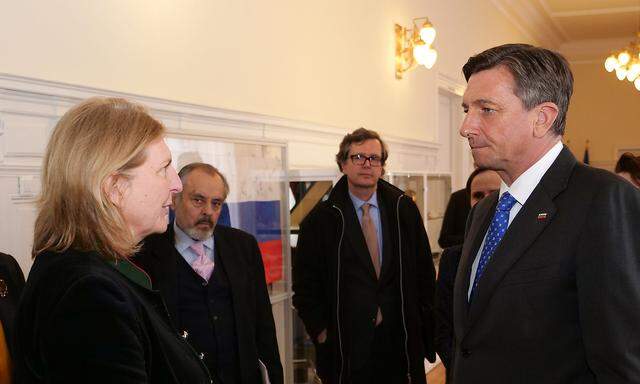 Kneissl im März bei einem Treffen mit dem slowenischen Staatspräsidenten Borut Pahor in Laibach, auf einem vom Außenministerium veröffentlichten Bild.