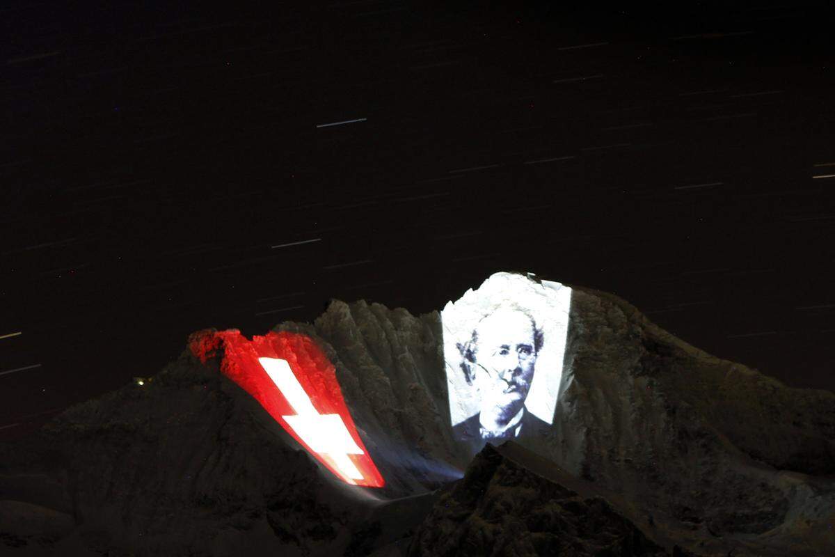 Bereits im vergangenen Jänner läutete der Künstler Gerry Hofstetter die Feierlichkeiten zum Jubiläum mit dieser Installation ein, die den Erfinder an die Nordwand der Jungfrau projizierte.