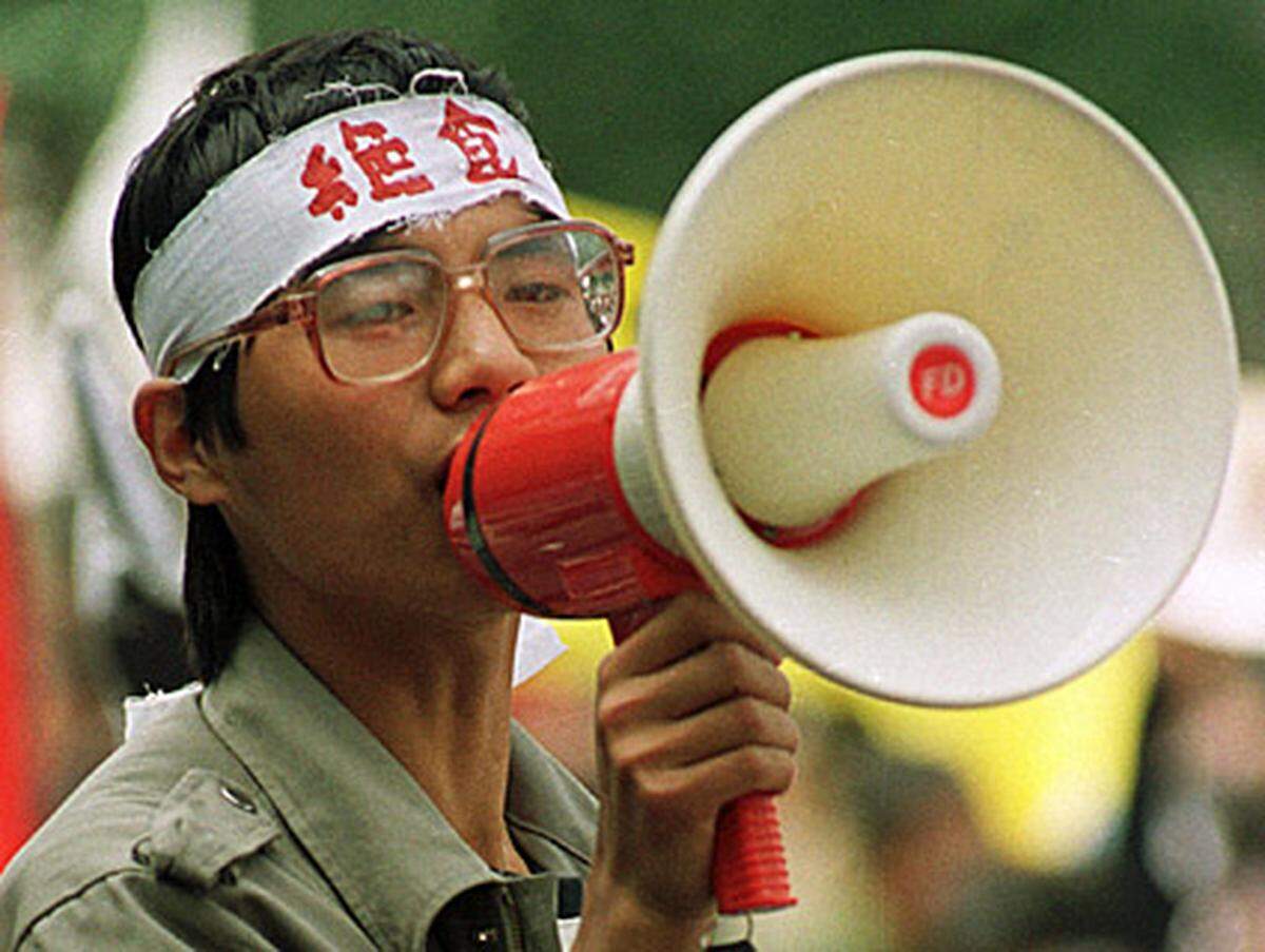 Tod des 1987 entmachteten KP-Generalsekretärs Hu Yaobang, der als Befürworter eines liberalen Kurses gegolten hatte. Aus spontanen Trauerkundgebungen an den Universitäten entwickelt sich eine Bewegung gegen Korruption, für Pressefreiheit und demokratische Reformen.