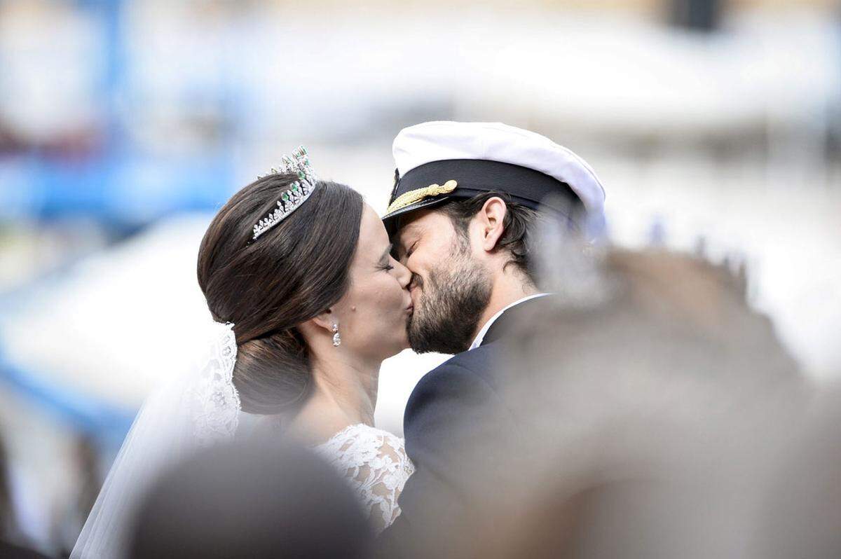 Zehntausende Fans jubelten Carl Philip und Sofia bei gutem Sommerwetter zu, viele hatten sich in die Landesfarben gelb und blau gehüllt oder schwenkten Fähnchen.