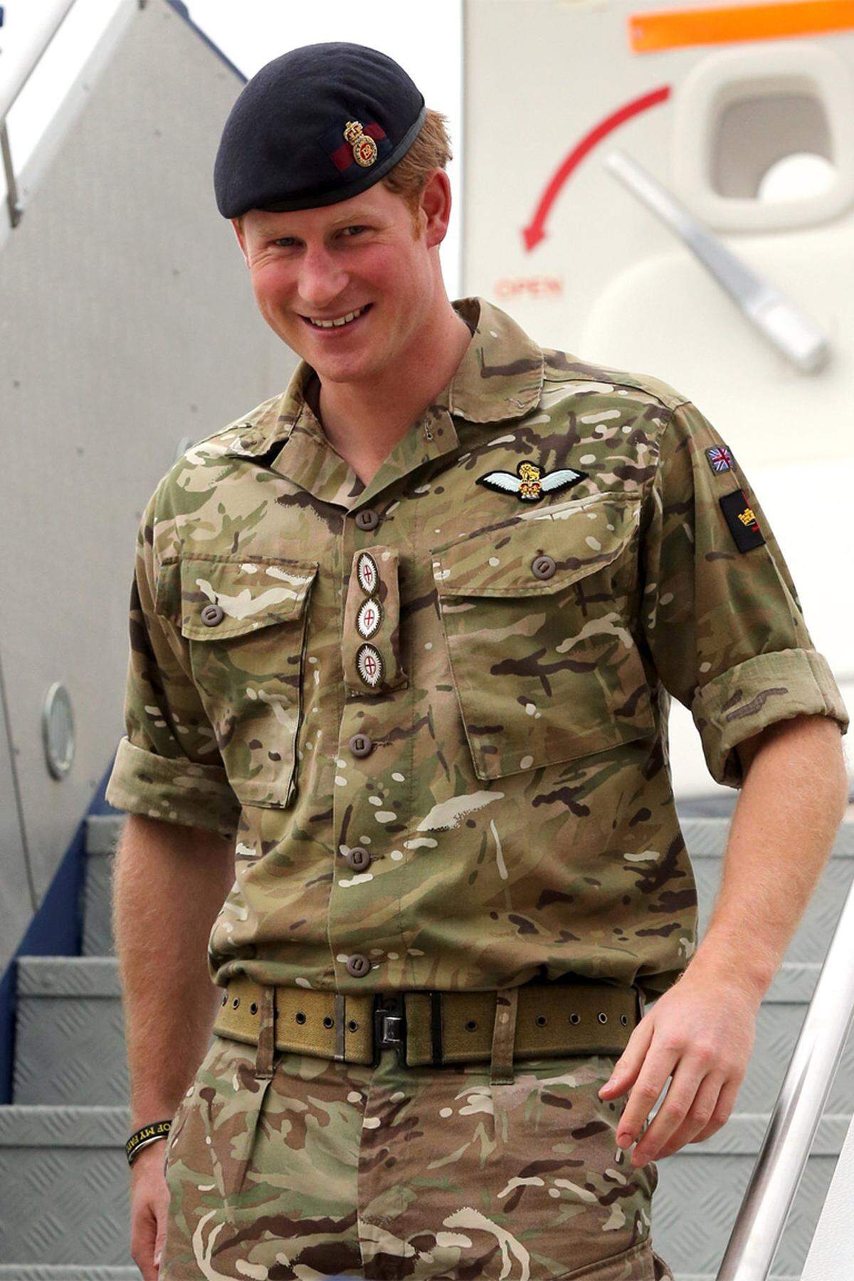 Harry kam in Sydney zunächst im militärischen Tarnanzug an, wechselte dann aber für den Auftritt in Canberra in eine weiße Paradeuniform.