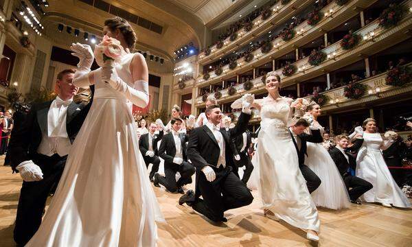 Die Gestaltung der Eröffnungs-Choreografie - "Stürmisch in Lieb und Tanz", eine Polka von Johann Strauß Sohn - lagt erneut bei Routinier Roman Svabek, der auch wieder die beliebten Publikumsquadrillen leitet.