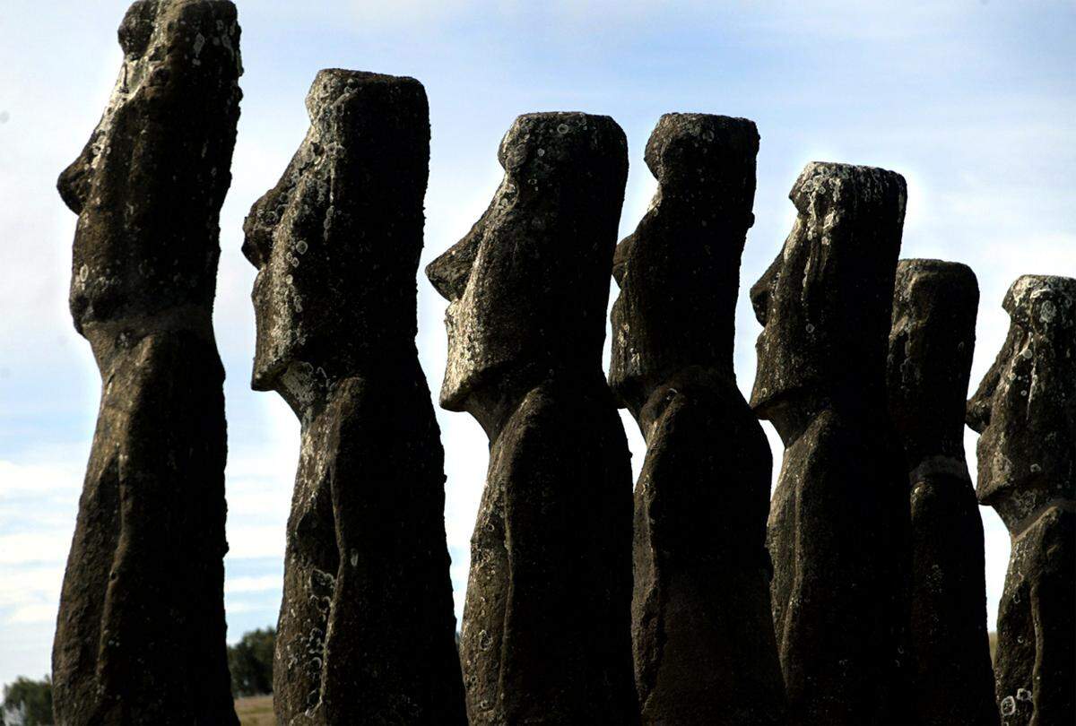 Die Osterinseln im Südostpazifik sind vor allem wegen der Steinskulpturen der Moai bekannt. Über sie weiß man recht wenig, Experten gehen davon aus, dass die mehreren hundert Statuen berühmte Häuptlinge oder Ahnen darstellen, die als Vermittler zwischen dem Dies- und Jenseits fungieren.