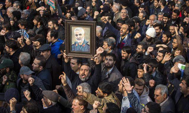Massenkundgebung in Teheran. Anhänger des iranischen Regimes gedachten des getöteten al-Quds-Chefs Qasem Soleimani und riefen Parolen gegen die USA. 