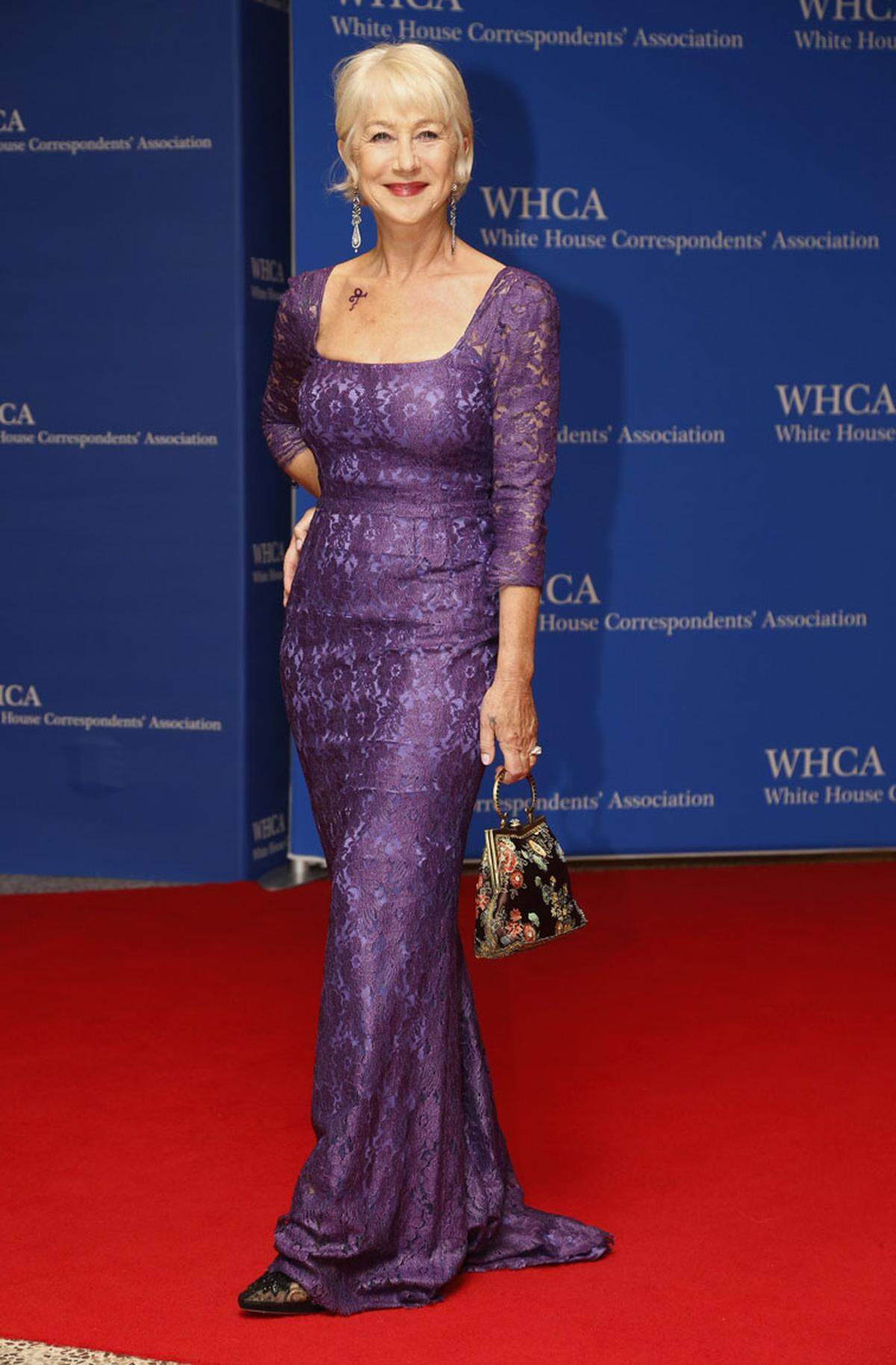Helen Mirren zollte in ihrem lila Kleid von Dolce &amp; Gabbana Sänger Prince Tribut.