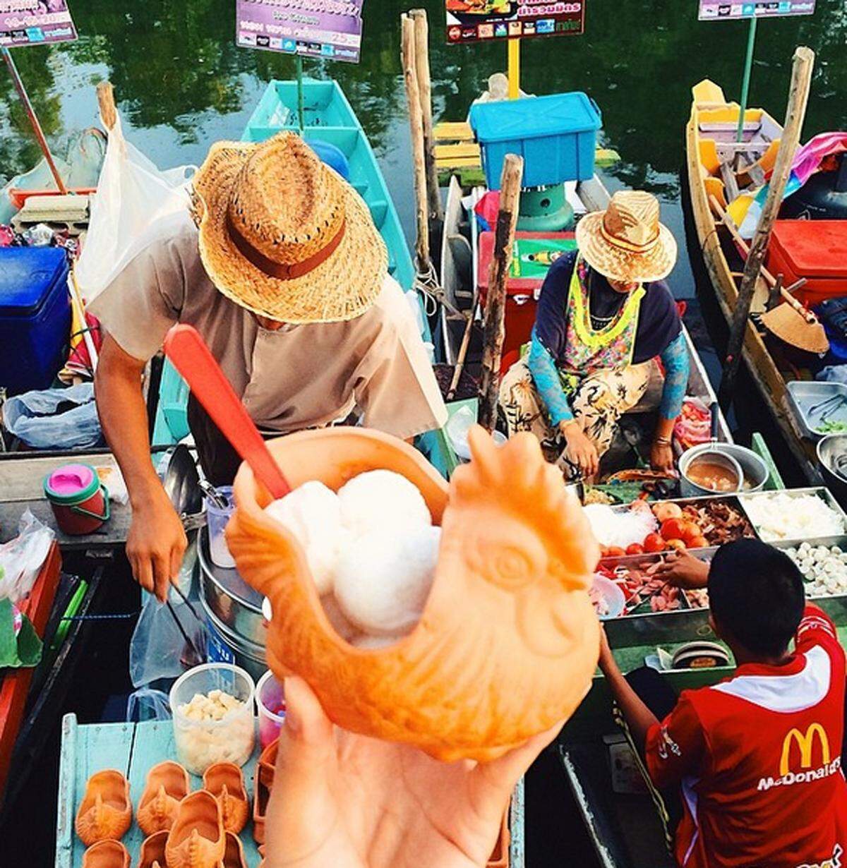 Seit 2010 hat die in Singapur lebende Indonesierin bereits über 30 Länder bereist. Und das oft alleine. Da sie andere Touristen nicht um Fotos von sich bitten wollte, fing sie an ihre Snacks zu fotografieren. Cocos-Eis auf den schwimmenden Märkten in Thailand.