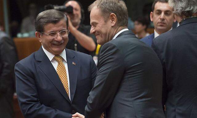 Der türkische Premier Davutoglu und EU-Ratspräsident Tusk(r.)