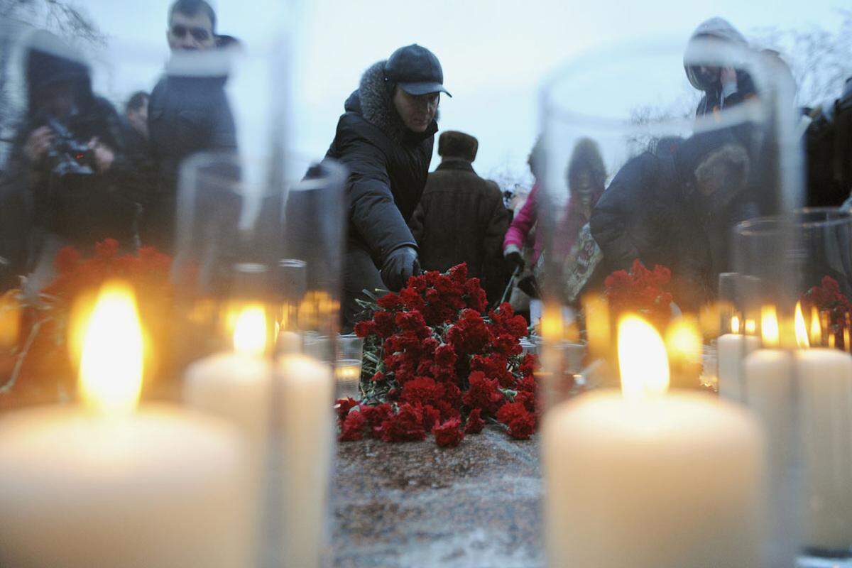 Bei einem Sprengstoffanschlag auf den Schnellzug Moskau-St. Petersburg kommen mindestens 26 Menschen ums Leben. Umarow bekennt sich zu dem Anschlag und kündigt einen "Sabotagekrieg" gegen die "blutige Besatzungspolitik" Moskaus im Kaukasus an.