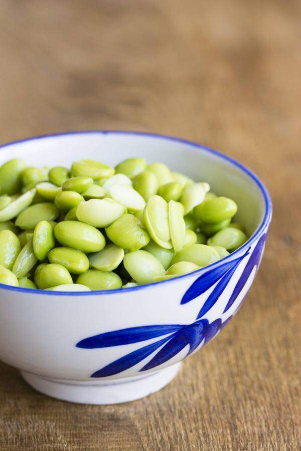 Natürlich ist deshalb auch die Sojabohne (hier als Edamame) eine gute Alternative zu tierischen Proteinen. Das gilt auch für ihre Erzeugnisse: Miso, Natto, Tempeh oder Tofu.