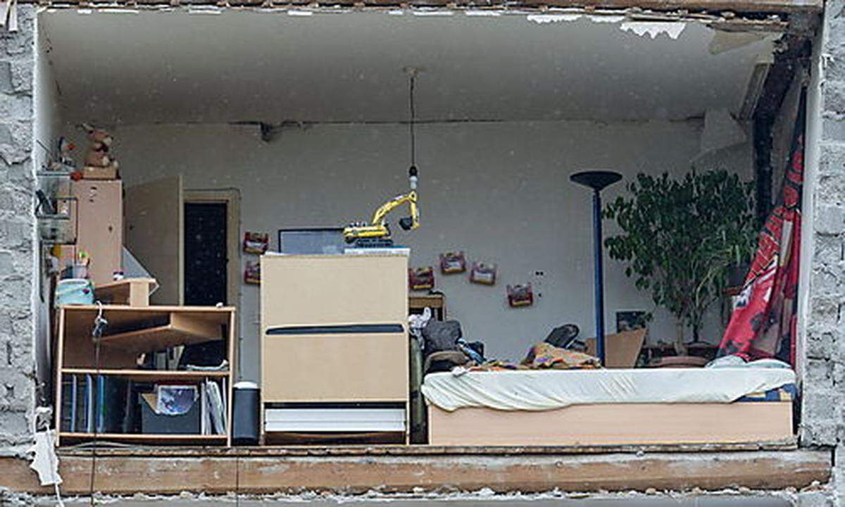 "Das Ganze sieht aus wie ein offenes Puppenhaus", sagte die Beamtin in Ludwigshafen. Auch eine der Seitenwände wurde schwer beschädigt. Nach Angaben der Polizei entstand ein Schaden von mindestens 250 000 Euro. (APA)