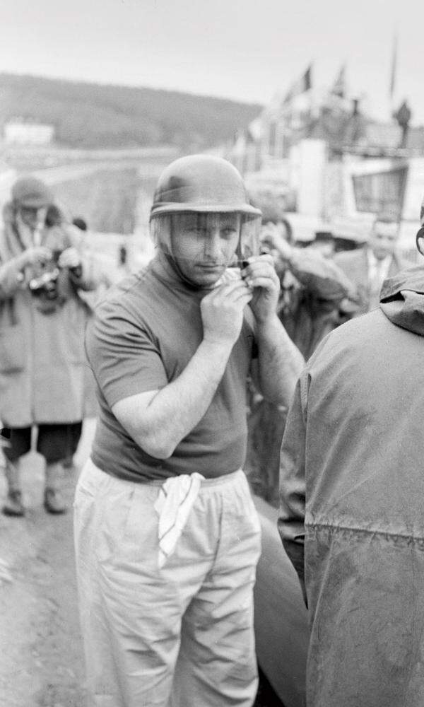 Das Bild mag täuschen: Juan Manuel Fangio war ein fescherArgentinier. Die Mode für Funktionskleidung hatte ihre große Zeit noch vor sich.