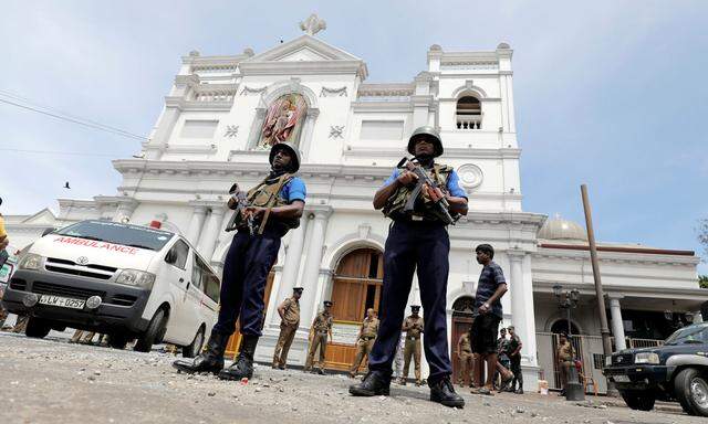 Das Militär bewacht die Kirche St. Antonius in Colombo 