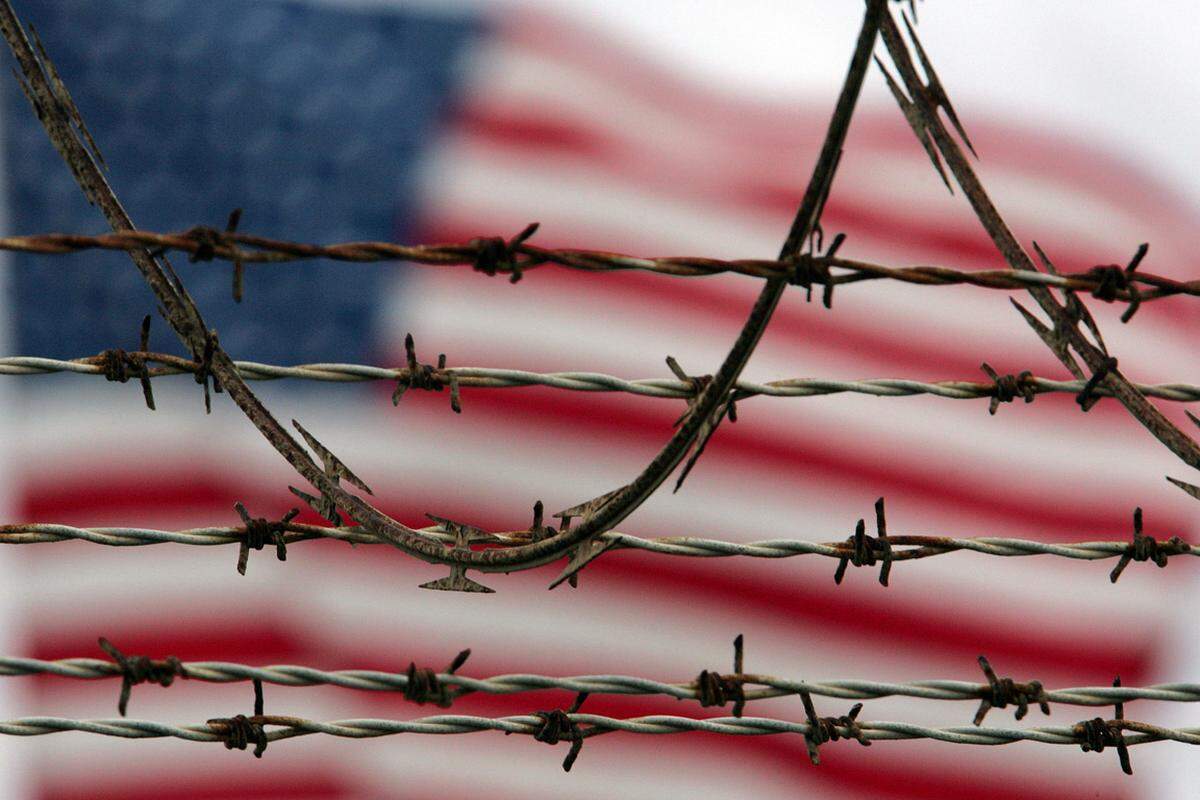 Es gilt als Schauplatz für Folter und rechtliche Willkür – das Gefangenenlager Guantanamo. Am 23. Feburar 1903 verpachtete Kuba das Gebiet an die USA, vor über zehn Jahren kamen die ersten Häftlinge ins Lager. Seither gibt es weltweit immer wieder Proteste. Doch eine Schließung scheint entfernter denn je. Ein Blick auf die Geschichte des umstrittenen "schwarzen Lochs“.