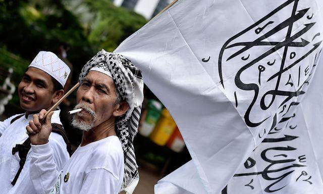 Muslime demonstrieren gegen den christlichen Gouverneur von Jakarta.