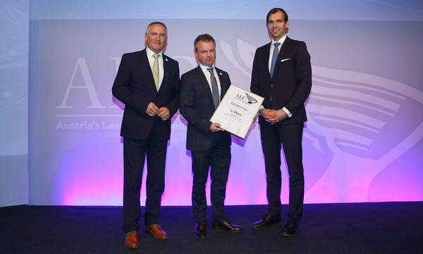 Auszeichnung 2. Platz, Kategorie International für die Swarco AG (v.l.): Swarco-Kommunikationsmanager Richard Neumann und Swarco-Vorstand Günther Köfler werden von Commerzbank-Director Vasek Firtik geehrt.