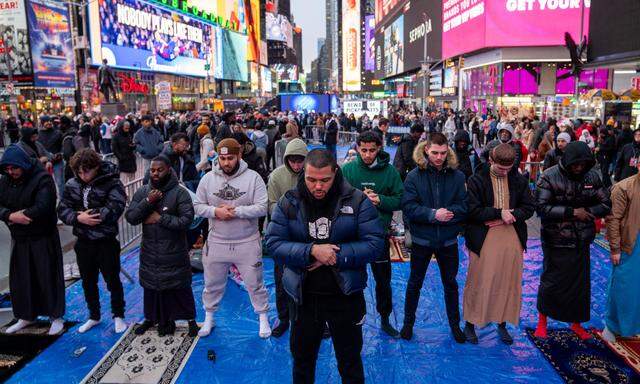 Muslime auf den New Yorker Times Square beim gemeinsamen Gebet zu Beginn des Ramadan.
