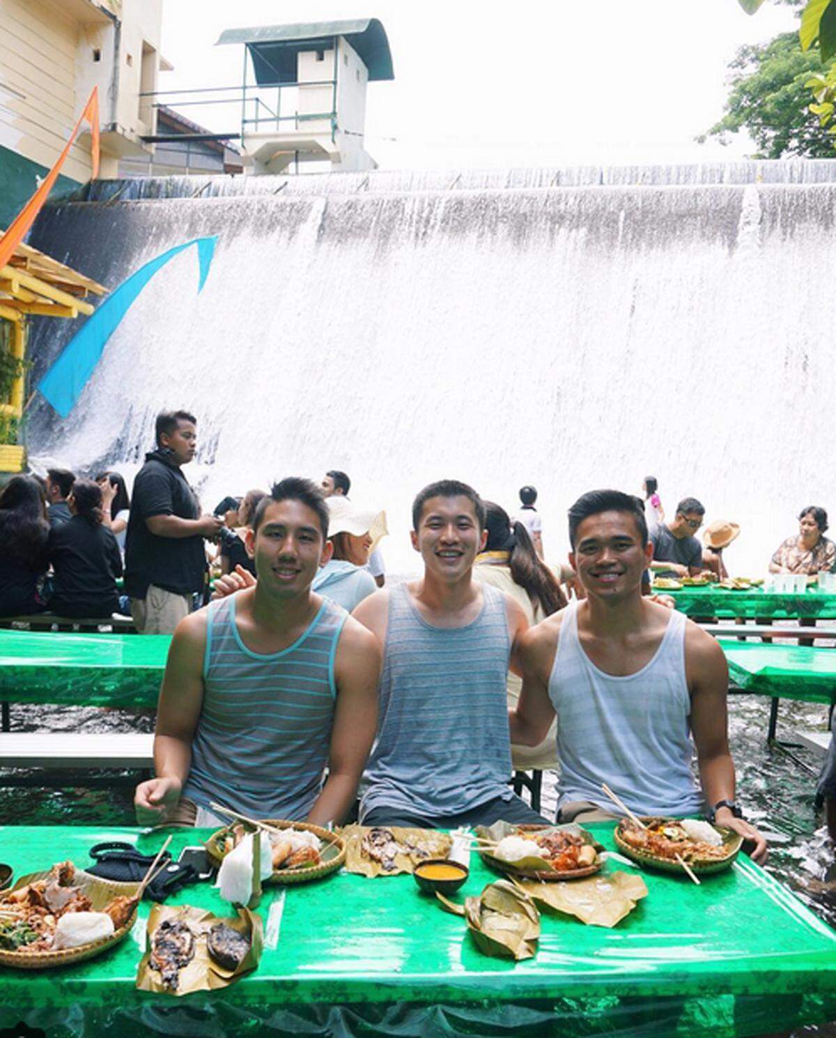 Im "Labassin Waterfalls Restaurant" isst man inmitten eines Wasserfalls, genauer gesagt auf einem Überlauf zwischen einem Damm und dem Bulakin River.