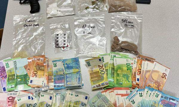 Die Polizei stellte unter anderem Kokain, Heroin, Schreckschusspistolen sowie Bargeld sicher.