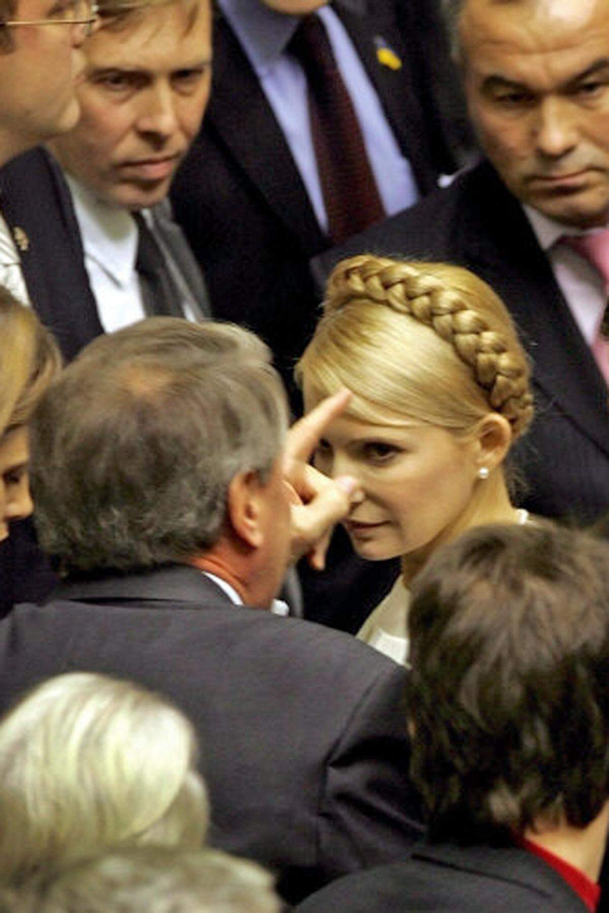 Immer wieder wurde Timoschenko mit Vorwürfen des Amtsmissbrauchs konfrontiert. Schließlich wurde sie angeklagt und am 5. August 2011 in Untersuchungshaft genommen. Am 27. September beantragte die Staatsanwaltschaft eine Strafe von sieben Jahren, die Verteidigung verlangte einen Freispruch. Am 11. Oktober 2011 wurde Timoschenko schuldig gesprochen.