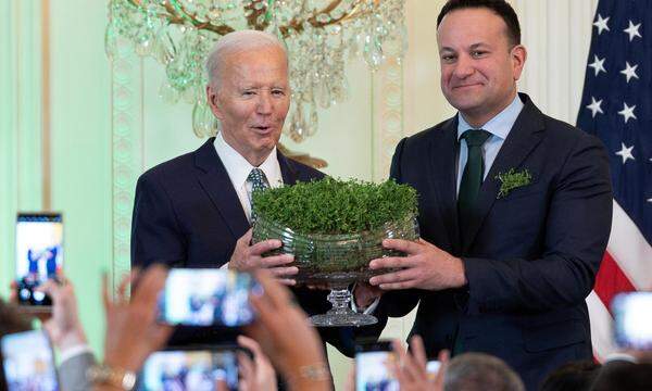 US-Präsident Joe Biden überreicht Varadkar bei seinem jüngsten Besuch in den USA anlässlich des St Patrick‘s Day eine Schale mit Klee.