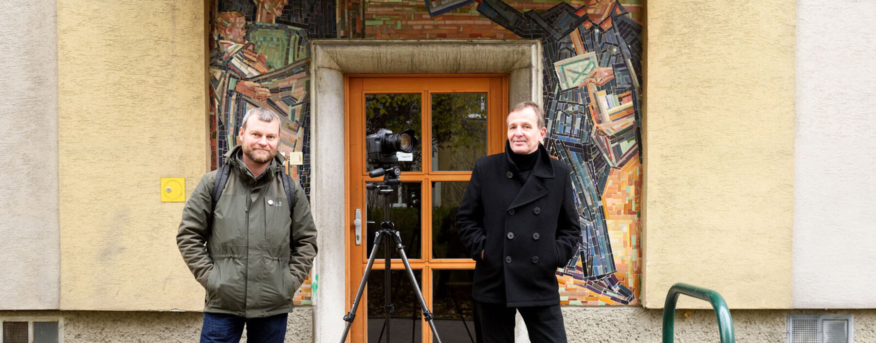 Stephan Doleschal (l.) und Grafiker Tom Koch vor dem Gemeindebau Boschstraße 24 in Döbling.