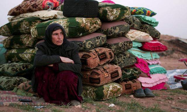 Diese Frau floh vor den Kämpfen in Manbij.