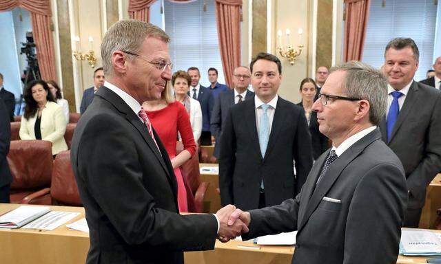 Der oberösterreichische Landeshauptmann Thomas Stelzer (ÖVP) und Wolfgang Klinger (FPÖ) am Donnerstag, 23. Mai 2019, während der Angelobung in der Sitzung des oberösterreichischen Landtags 