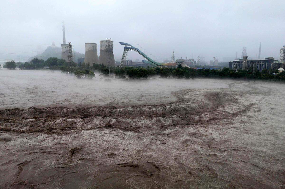 1. August. Bei außergewöhnlich heftigen Regenfällen sind in der chinesischen Hauptstadt Peking und der angrenzenden Provinz Hebei mindestens 20 Menschen ums Leben gekommen. Im Bild der über die Ufer getretene Fluss  Yongding in Peking.