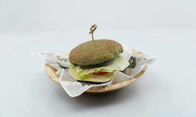 Das Burger-Weckerl enthält außer Mehl und Wasser auch Spirulina-Algen. Bei Verkostungen schnitt es gut ab.