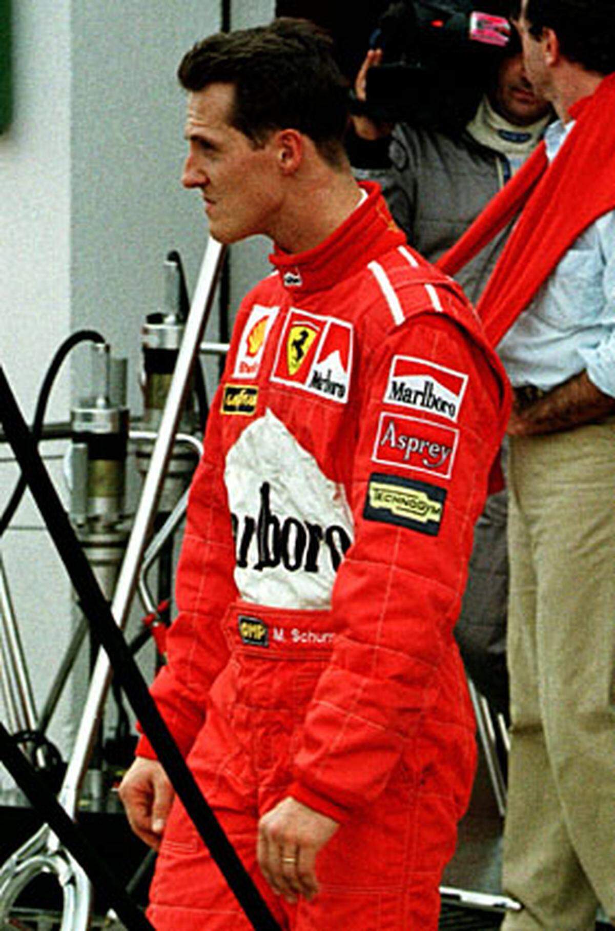 Unrühmliches Saisonfinale: Das Titelrennen endet in Jerez, als Schumacher seinem Konkurrenten Jacques Villeneuve (Williams-Renault) in die Seite fährt. Villeneuve kann im Gegensatz zu Schumacher weiterfahren und holt den Titel. Der Kerpener wird wegen Unsportlichkeit aus der WM-Wertung gestrichen.