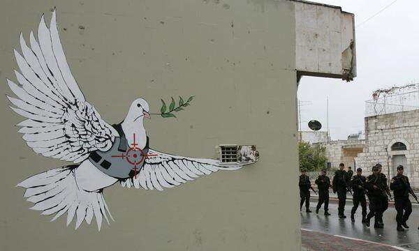 2015 war er heimlich in den Gazastreifen gereist und hatte drei Graffitis auf Trümmern aus dem Gazakriegs im Jahr davor hinterlassen.