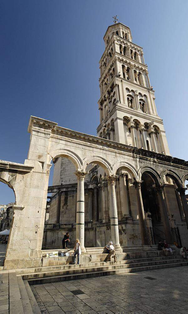 Wir bleiben in Kroatien und reisen nach Split. Mitten in der Altstadt steht der Diokletianpalast. Hier wurden teilweise Szenen aus der Sklavenstadt Yunkai aufgenommen. Zudem diente der Gewölbekeller des Palastes als Behausung für Daenerys Drachen.