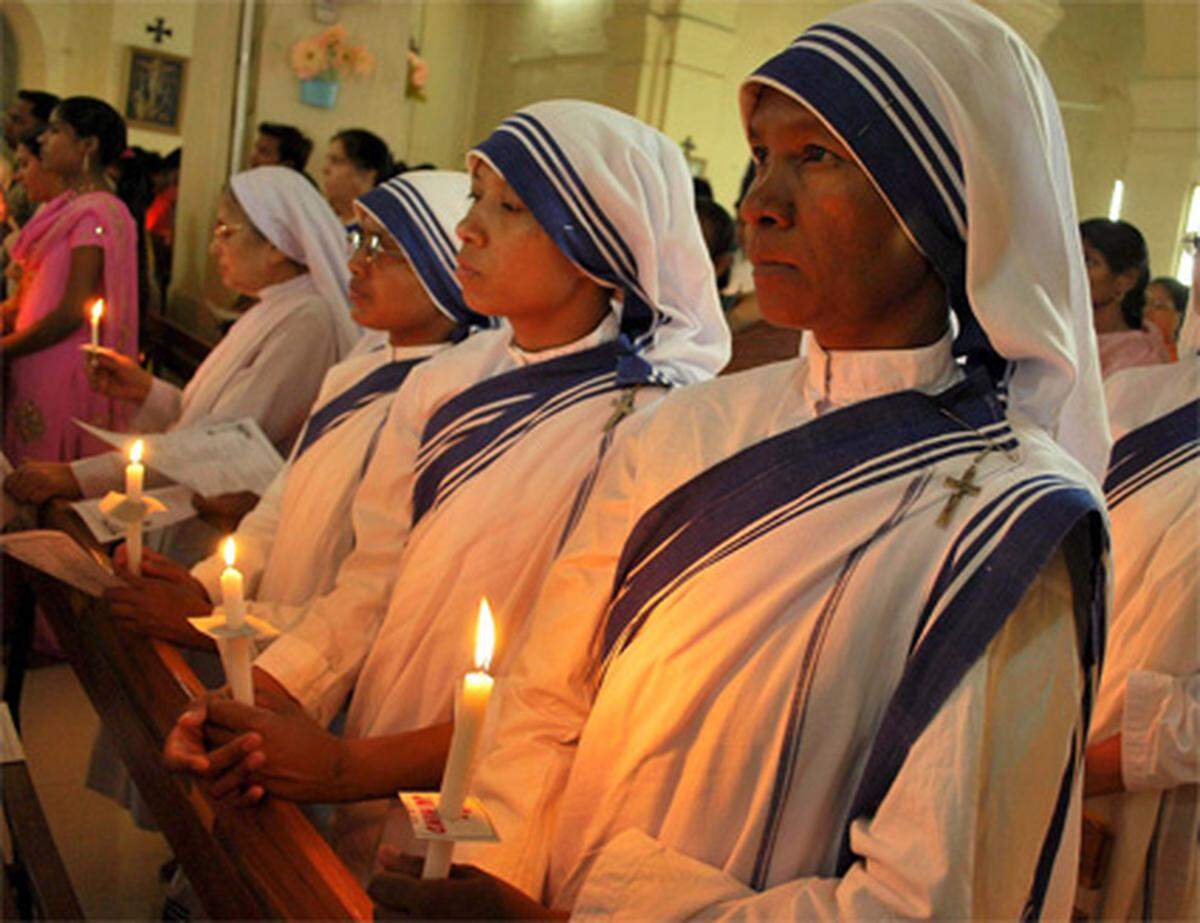 Auch in Bhopal wird Ostern gefeiert. Hier nehmen Gläubige an einer nächtlichen Messe teil.