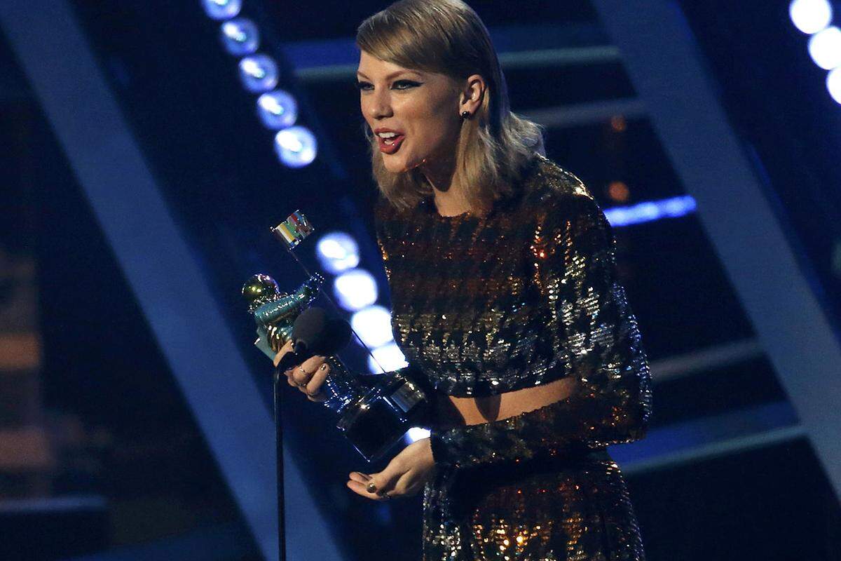 Taylor Swift war die große Gewinnerin. Die 25-Jährige erhielt nicht nur die Preise als beste Künstlerin und für das beste Popvideo. Sie erhielt auch den silbernen Mondmann in der Königskategorie "Bestes Video des Jahres". Zudem gewann Swift mit Kendrick Lamar auch den Preis für die beste Zusammenarbeit zweier Künstler: Für "Bad Blood"    