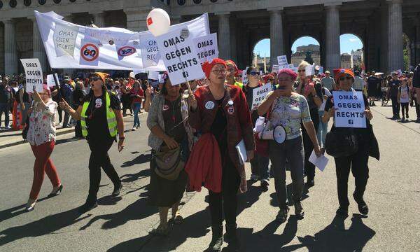 Auch die Omas gegen Rechts marschierten mit. 