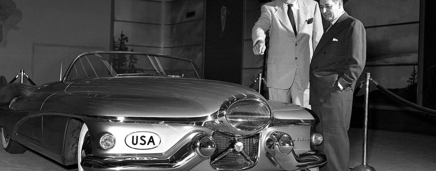 Vor 70 Jahren:  Design-Legende Harvey Earl (l.) zeigt den Style der Zukunft. Mit dem vom Düsenzeitalter inspirierten Showcar Le Sabre (1951) wies GM tatsächlich für Jahrzehnte die stilistische Richtung.
