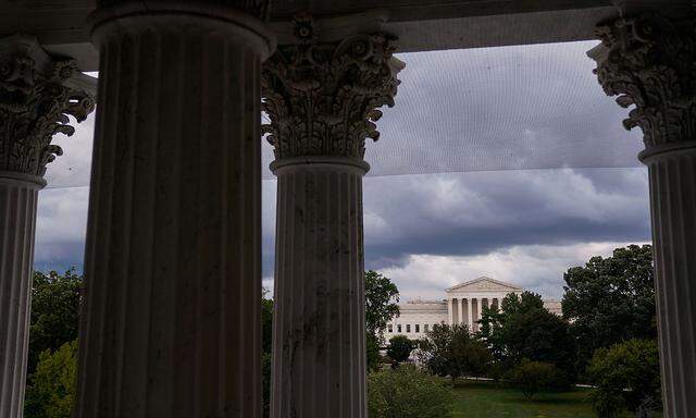 Blick auf den Supreme Court in Washington (durch die Säulen des Capitols).